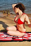 envolvimento e Atraente Morena teen com hawt figura é demonstrando ela corpo no o Praia