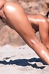 chaud latina Adriana Sage prend off Son bikini et montre off Son Fine Mince Corps dans l' Soleil