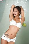 pornstar Alina Li est démontrant Son Petit seins dans Un blanc sous-vêtements