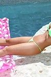 Superbe Fée poil bikini Jolie Nicole Aniston est prêt pour montrer off Son ass...
