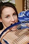 黑发 可爱的 Celeste 明星 在 蓝色 均匀 表示 她的 娘们 后 上 玩 网球