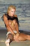 Snello fata Capelli hottie Natasha marley mostra Il suo cattivo parti in fradicio sabbia su il Spiaggia