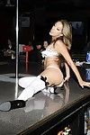 Long pattes modèle Jenna Haze Avec peu tanlined seins n' strip-tease dans Avant de la réalité public
