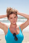Boobsy fata Capelli in Attraente Bikini acquisti Attraente durante il tempo Che a il Spiaggia