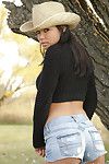 hot Brünette Cowgirl posing sexy in Hervorragende outdoor solo Aktion