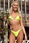 lusty bionda Cindy Crawford bares Il suo giallo Bikini e gioca Con Il suo figa