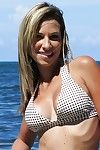latina Babe Patty Tropfen Ihr Bikini BH und blinkt Titten auf die Strand