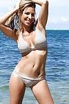 latina 贝贝 Patty 滴 她的 比基尼 胸罩 和 闪烁 奶 上 的 海滩
