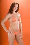Belle Bond in arancione Bikini è orgogliosi di Il suo bene a forma di Tette e Liscia figa