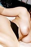 उमस भरे लड़की एरिका कैम्पबेल है बिना चारों ओर मिलाते हुए उसके भयानक बड़े स्तन