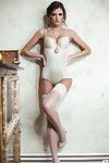 peituda Boneca é sensual e muito necessitados para remover ela sexy branco lingerie