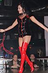 Super sexy Brunette strip-teaseuse dans bottes Tory Lane donne Un chaud montrer sur Étape