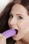 欧洲 馅饼 凡妮莎 甜 自慰 与 的 帮助 的 紫色的 阴茎