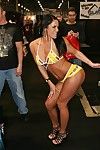 Juggy seductora Savannah stern los peelings off su amarillo bikini y Consigue Bombea Con La grasa dick
