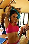 groot tieten getatoeëerde Schoonheid Juelz Ventura krijgt haar kut prikte na doen oefeningen in De Fitnessruimte