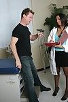 लैटिन देश की डॉक्टर राहेल स्टार facesits उसके रोगी और Fucks उसे के बाद एक मुख-मैथुन