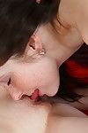 sexy lésbicas são jogar com seus molhado vags no Pura oral masturbação sessão