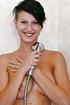 Krótki bestia nastolatek Nicoletta Godz. zwilżanie duży naturalny cycki w prysznic