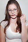 Adorable adolescent Avec sexy lunettes bénéficie d' posant coquine et Secouant Son gros seins
