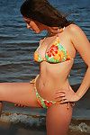 to Slutty i Niesamowite Solo Kochanie w Bikini to Pokazując jej naturalny cycki na w Plaża
