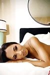 langbeinige latina Babe Veronique vega Mit schwer Brustwarzen Posen Nackt in die Mitte der Ihr Bett
