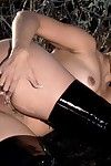 سمراء فاتنة دانا Vespoli في الفخذ عالية اللاتكس الثدي يظهر قبالة لها مثالية الحمار و العصير انتزاع