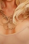 Verführerisch Blonde Babe Kayden Kross pops Ihr Fein Titten aus der dass sexy outfit in softcore Pics
