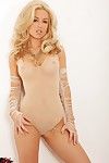 Verleidelijke Blond babe Kayden kross pops haar Fijn Tieten uit van Dat sexy Outfit in softcore foto ' s