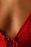 الحسية شقراء في الأحمر الملابس الداخلية إعطاء المعلقة منفردا المشهد في حين متموجة لها الجسم