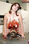 프랑스 섹시한중년여성 클로이 Vevrier 을 덮고 거 가슴 고 육안 체 에 초콜릿 시럽