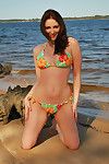 Atraente e Insaciável teen Carlotta Champanhe é demonstrando ela peitos no o Praia