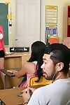 متعرج المعلم صوفي دي مع عملاق الثدي و كبير فقاعة الحمار يحصل مارس الجنس بجانب على السبورة