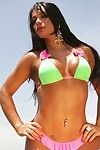 voluptuosa latina Babe Con Bronceada La piel Consigue rid de su bikini al aire libre
