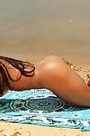 voluptueux latina Babe Avec bronzée La peau obtient débarrasser de Son bikini extérieure