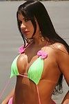 voluptueux latina Babe Avec bronzée La peau obtient débarrasser de Son bikini extérieure