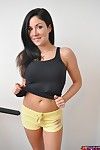 स्पोर्टी काले बाल वाली बेब मिठाई Krissy में पीले शॉर्ट्स चमक उसके विशाल titties