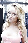 स्माइली सुनहरे बालों वाली बेब एलेक्सिस मुनरो चमकती उसके अच्छा स्तन और आकर्षक गांड