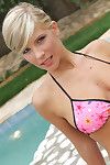 Langbenige Blond Tiffany Rousso neemt uit haar Roze Bikini naar toon haar groot tieten en Roze gat buiten