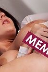 सेक्सी सोफी डी के साथ विशाल स्तन unbuttons उसके खुलासा ब्लाउज और निकालता है उसके ब्रा