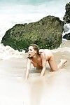 Loira praia Babe ashley incêndios modelagem Topless no biquini fundos