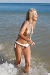 slim Bionda Babe wiska pose nudo e in bagnato bianco camicetta a il Mare