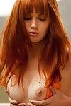 redhead Schönheit marie Mccray in Spitze Nachthemd zeigt Ihr Kleine Titten im freien