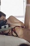 naakt Verleidelijke brunette Talia shepard raakt haar glad rukken en Speelt met retro camera