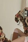 Nackt Verführerisch Brünette Talia shepard berührt Ihr glatt snatch und Spielt Mit retro Kamera