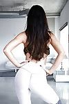 sexy brunetka Kochanie Kendall Carson postawy w joga Spodnie a оскалив duży cycki