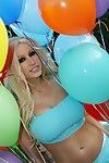 Blond pornstar Gina lynn met groot tieten en geschoren kut houdingen naakt met ballonnen