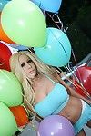блондинка порнозвезда Джина Линн с огромный сиськи и побрился киска позы Голые с шары