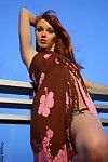 slim rossa Marie McCray Strisce giù Per Il suo Bikini e mostra Il suo Privato parti su balcone