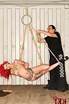 Tattooed 赤毛 フェティッシュ モデル Becky ホルト 浮遊 :： ロープ のための bdsm 撮影