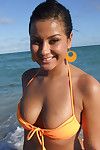 latina Adolescente Con grande Tetas Samira posando en sexy Bikini al aire libre